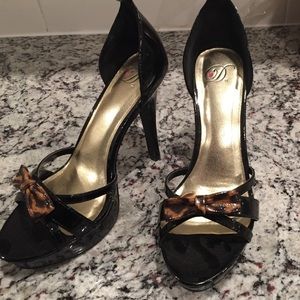 Black strappy platform shoes w animal print bow.